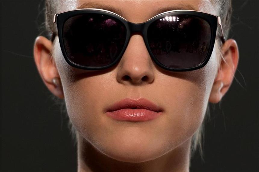 Das sind die Sommertrends 2018 Mit der klassischen Cat-Eye-Sonnenbrille erinnern viele Frauen derzeit an den Look von Audrey Hepburn. Foto: Monika Skolimowska