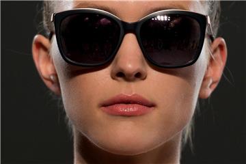 Mit der klassischen Cat-Eye-Sonnenbrille erinnern viele Frauen derzeit an den Look von Audrey Hepburn. Foto: Monika Skolimowska