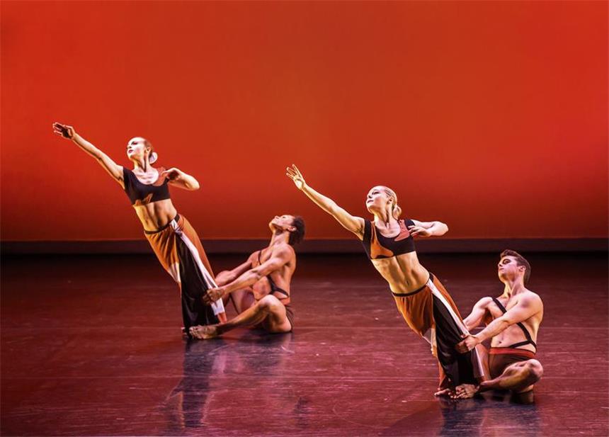 Kubanisches Ballett und Akrobatik in Neusser Stadthalle Mit der Martha Dance Company ist ein Tanzensemble aus New York zu Gast in Neuss.