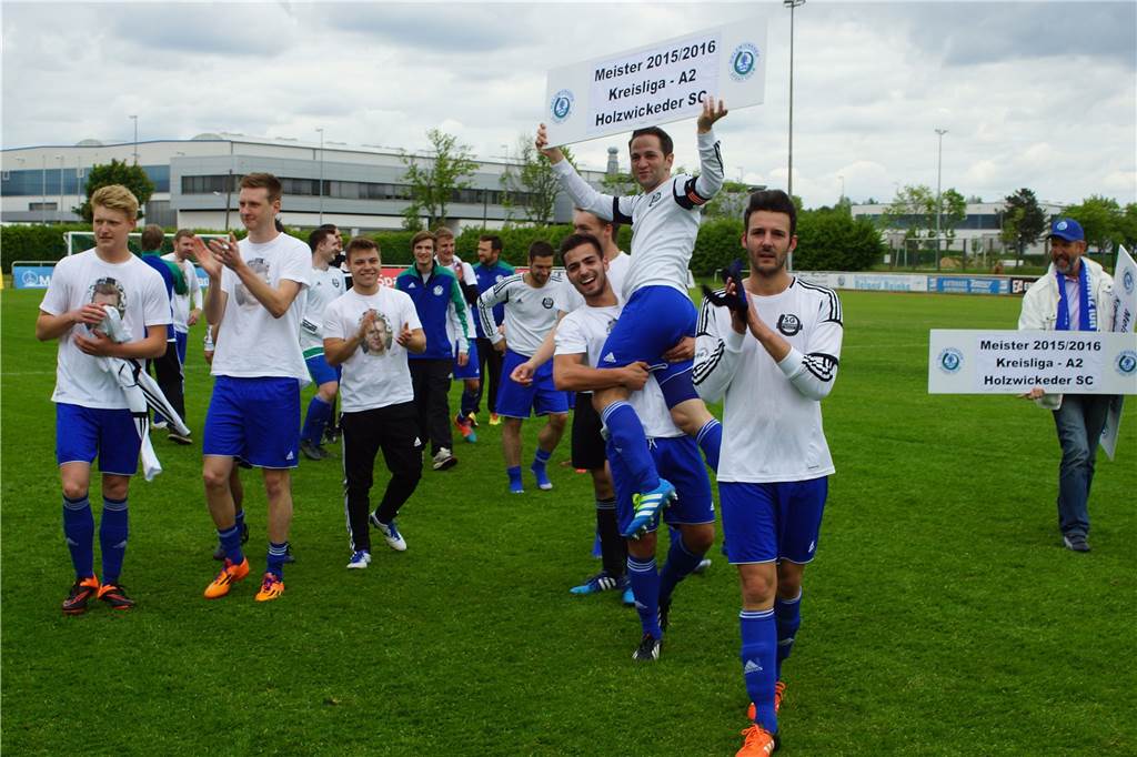 Spektakuläre Rückhol-Aktion: U23 des Holzwickeder SC reaktiviert halbe Meister-Mannschaft Mit der Meisterschaft in der A2 sicherte sich der HSC seinerzeit das Ticket für das Aufstiegsspiel gegen den VfL Mark, den Meister der A1. Das Spiel gewann der HSC mit 6:5 nach Elfmeterschießen.