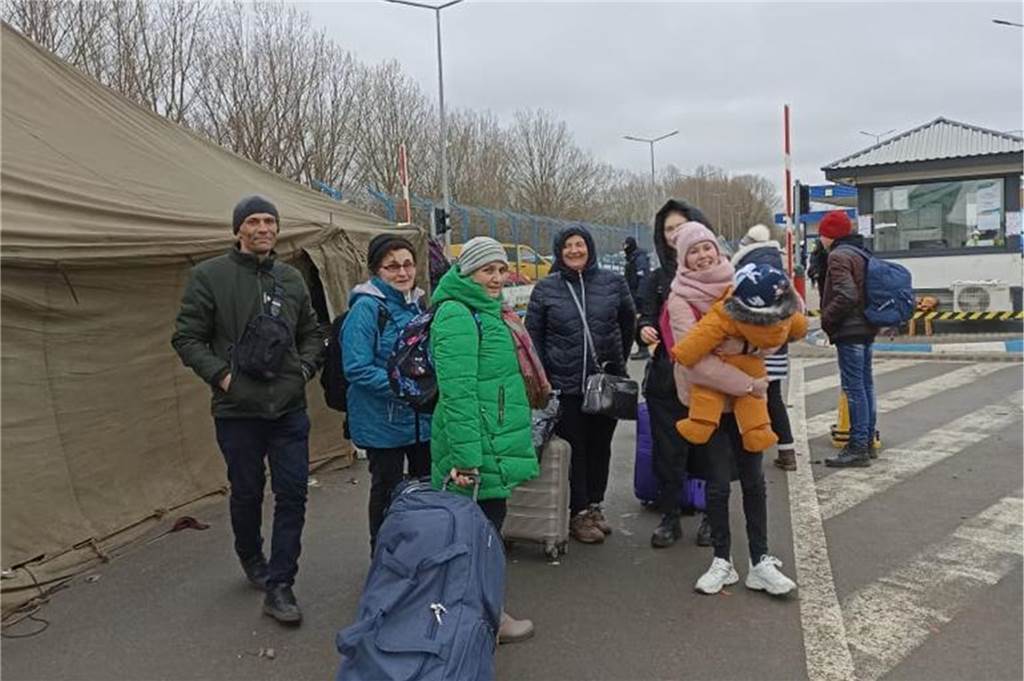 Ukraine-Flüchtlinge erreichen Haltern - Haus von Familie Privalow von Bombe zerstört Mit der Mutter von Svetlana Pavlov (grüne Jacke) warten weitere Geflüchtete an der ukrainischen Grenze auf ihre Retter aus Haltern. Der Mann links im Bild hat sie zum Treffpunkt gefahren und muss wieder zurück.