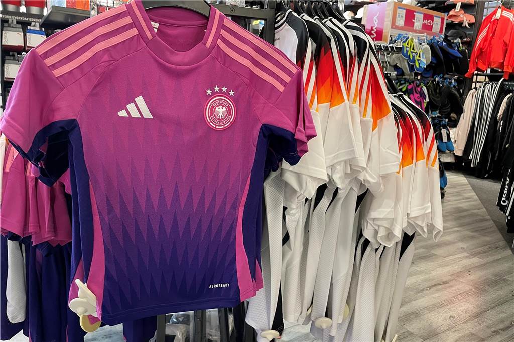 „Habt ihr noch das Pinke?“: Hype um Auswärtstrikot der Deutschen bleibt Ein pinkes Deutschlandtrikot hängt an einem Ständer.