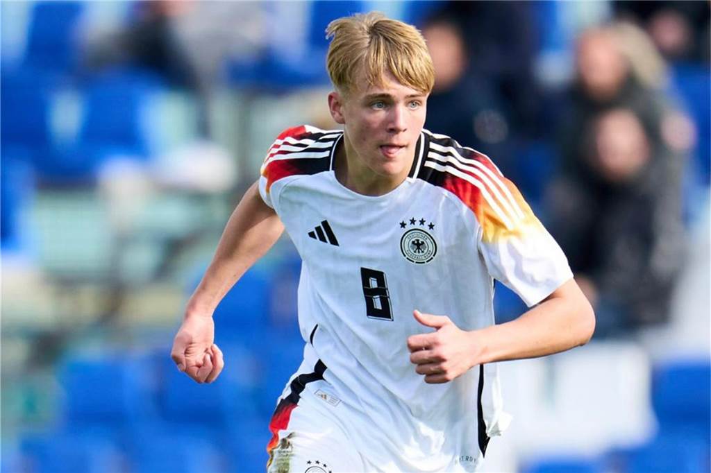 Mit der Nummer acht auf dem Trikot spielte Lasse Isbruch für die Deutsche U17-Nationalmannschaft.