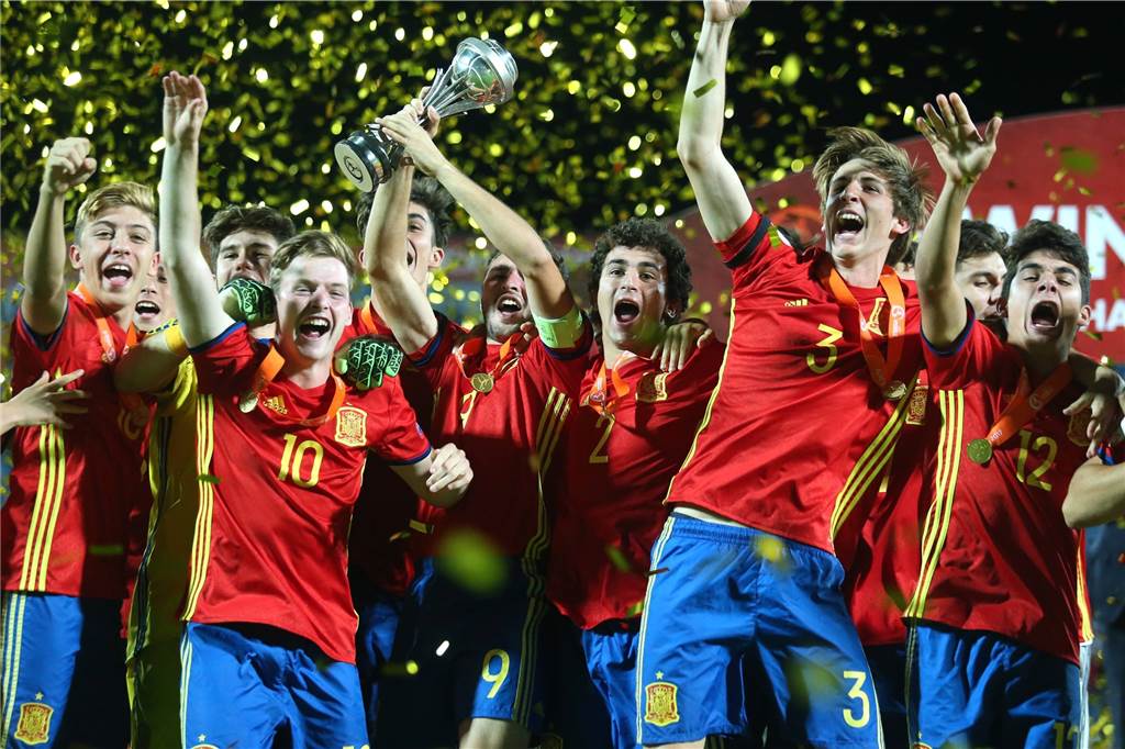 Mateu Morey galt in der Barca-Jugend als künftiger Star: Darum wechselt er jetzt zum BVB Mit der spanischen U17 gewann Mateu Morey (M.) 2017 die Europameisterschaft.