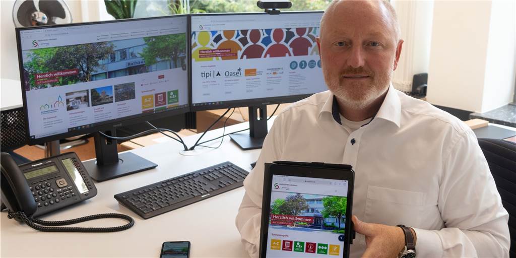 Das Bürgerbüro geht online: Wie digital ist die Gemeinde Südlohn schon? Mit der Überarbeitung der Homepage wurde ein wichtiger Schritt auf dem Weg zum digitalen Angebot von Leistungen geschaffen, die den Gang ins Bürgerbüro erübrigen lassen. Markus Lask treibt im Team die Digitalisierung weiter voran.
