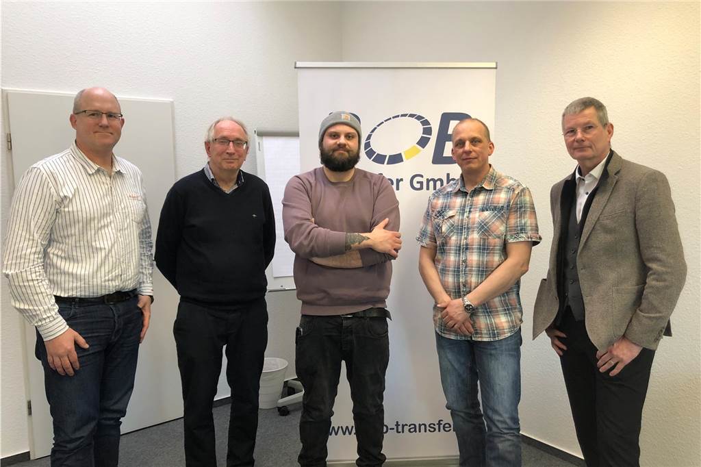 „Wir sind glücklich in neuen Jobs“ Mit der Unterstützung von Christian Förster (2.v.l.) und Peter Klöckner (r.) von der Transfergesellschaft BOB Transfer GmbH fanden Jens Hülskamp (l.), Alexander Quaas (Mitte) und Christian Napierala (2.v.r.) in neue Jobs. Insgesamt fanden 320 von 480 Teilnehmenden der Transfergesellschaft eine neue Arbeitsstelle. Dank ausführlicher Beratung und beruflicher Qualifizierungsmöglichkeiten konnten sie die Chance nutzen, ihrem nächsten beruflichen Ziel nachzugehen.