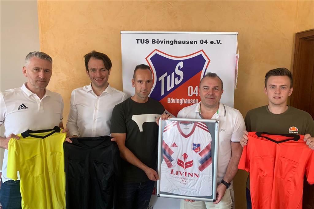 Es wird immer kurioser: TuS Bövinghausen verpflichtet sogar vier Schiedsrichter Mit der Verpflichtung von Amir Aletic (l.), Marius Feldmeier (2.vl.), Andreas Braun (M.) und Dennis Joseph (r.) haben Ajan Dzaferoski (2.v.r.) und der TuS Bövinghausen ein ungewöhnliches Neuzugänge-Paket geschnürt.