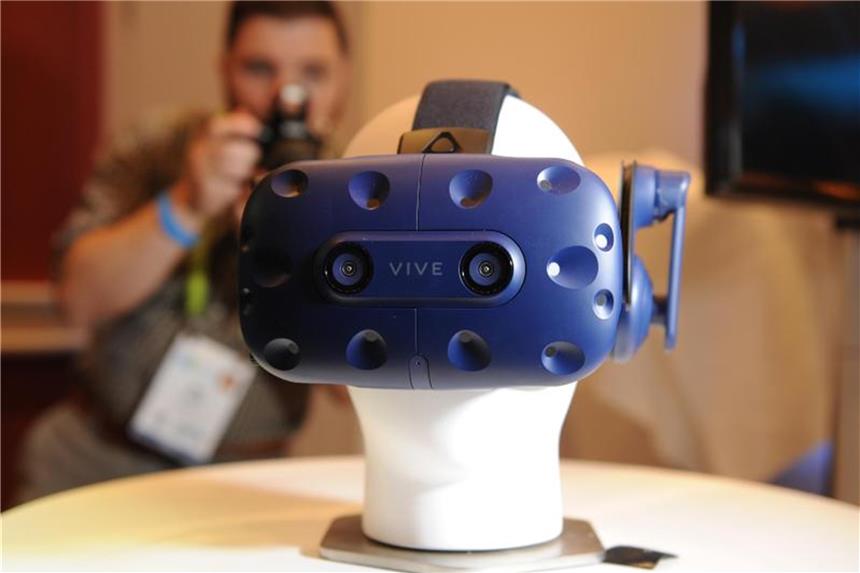 Mit der VR-Brille Vive Pro will HTC im Geschäft mit virtueller Realität aufholen. Foto: Andrej Sokolow