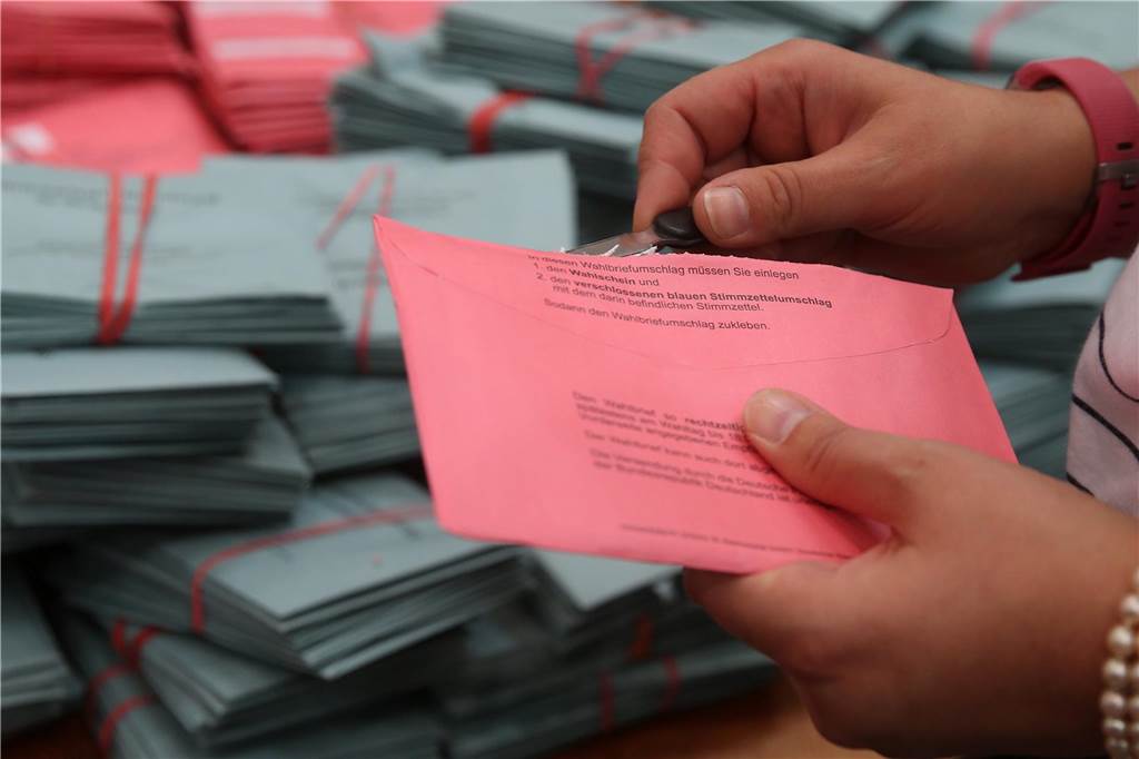 Falsche Straßen im Wahlbezirk: Kandidatin scheiterte fast an Formfehler Eine Frau öffnet einen Wahlbrief.