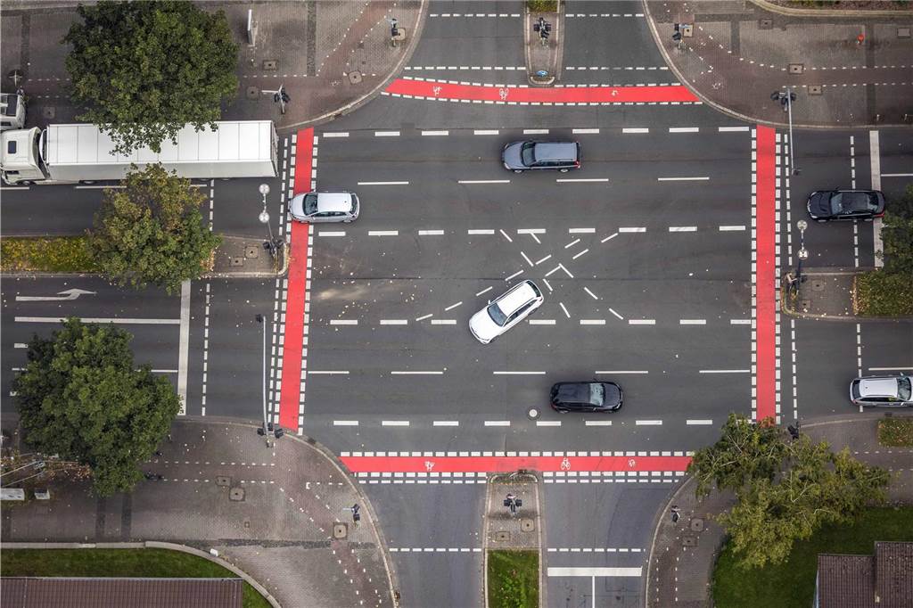 Radfahrfreundlich? Dortmund bleibt auf vorletztem Platz in ganz Deutschland Mit deutlichen Markierungen von Radwegen versucht die Stadt die Sicherheit für Radfahrende an großen Kreuzungen zu erhöhen.