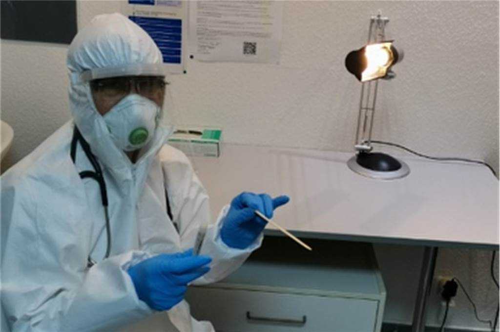 Corona-Schwerpunktpraxis hatte noch keinen positiven Corona-Test Mit diesem Abstrichtupfer wird die Probe an der Rachenhinterwand genommen.