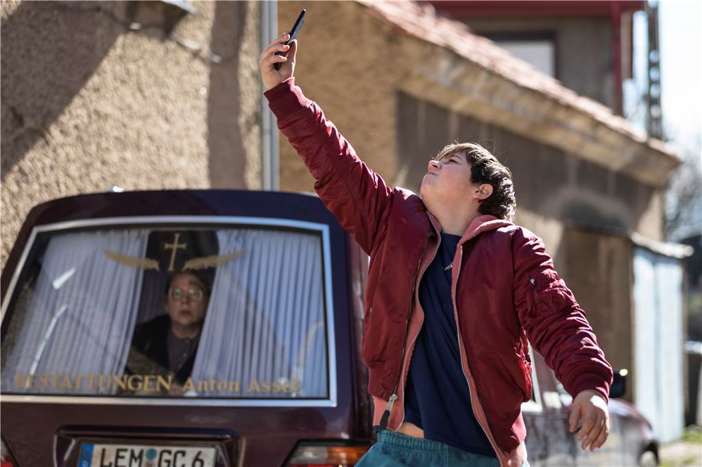 Familienfilm: Dreharbeiten in drei Ländern dauerten wegen Corona länger Mit diesem Auto sind Ulja und ihr Klassenkamerad unterwegs durch Polen.