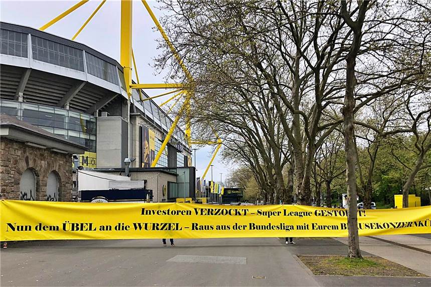 Banner mit klarer Botschaft: BVB-Fans protestieren gegen RB Leipzig Mit diesem Banner wurden die Leipziger am Samstagmittag an der Strobelallee empfangen.