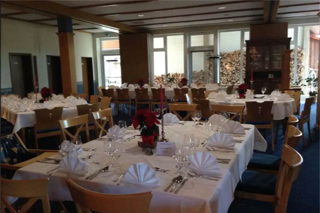 Makler will Hotel und Restaurant in Ahaus für 1,95 Millionen Euro verkaufen Mit diesem Bild des Festsaals in dem Restaurant wirbt der Makler online für das Restaurant und Hotel. Entgegen der Angaben soll es sich aber nicht in Ahaus befinden.