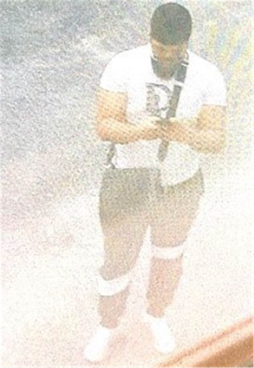 Raubüberfall in Privatwohnung im Dortmunder Süden – Polizei fahndet mit Foto nach Täter Mit diesem Bild fahndet die Polizei nach dem Täter.