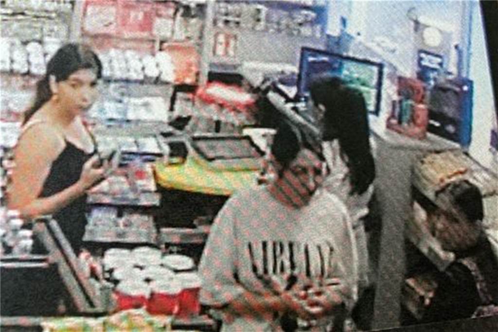 Diebstahl in Tankstelle: Polizei fahndet mit Fotos nach Tätern Vier Personen im Verkaufsraum einer Tankstelle.
