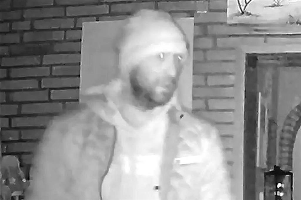 Diebesduo in Raesfeld gefilmt: Polizei sucht Einbrecher mit Foto Mit diesem Bild fahndet die Polizei nach einem der Einbrecher.