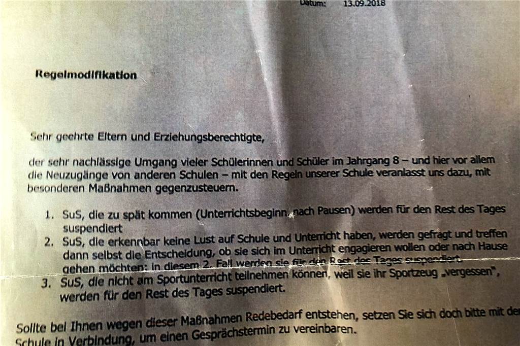 Wer an dieser Hauptschule zu spät kommt, muss draußen bleiben Mit diesem Brief kündigte die Hauptschule am Hafen den verschärften Strafkatalog an.