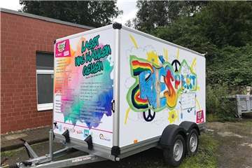 Mit diesem bunten Anhänger rollt das Aktionsbündnis auf die Schulhöfe.