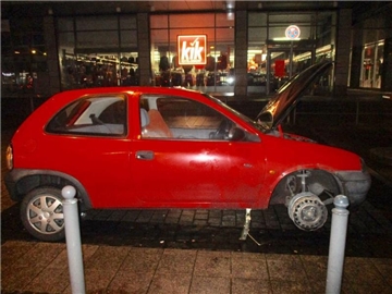 Mit diesem Corsa war der 42-Jährige auf drei Reifen in Hagen unterwegs.  