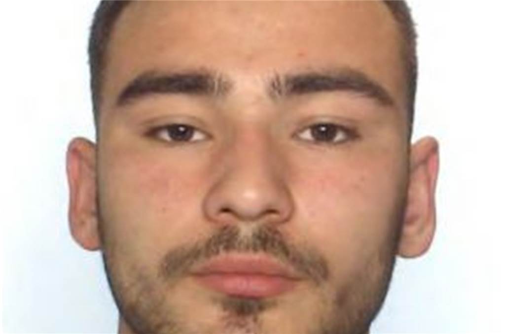 Mann in Autowerkstatt getötet - 5.000 Euro Belohnung für Hinweise auf Tatverdächtigen Mit diesem Foto wird nach dem Verdächtigen gefahndet.