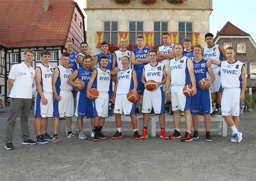 Das ist der Kader der LippeBaskets 2016/17 +Mit diesem Kader gehen die LippeBaskets in die Saison: (o.v.l), Marius Westrup, Ahmat Kahad, Niko Tilkiaridis, Cajus Cramer, Louis Barkowski, Robin Brachhaus, Thomas Herrmann, Emre Keskin, (u.v.l), Trainer Christoph Henke, Frederic Meinert, Michael Kussel, Jan König, Georgios Tilkiaridis, Lukas Wiedey, Niklas Keilinghaus, David Niehüser, Kai Küper und Stefan Pavleski. Auf dem Mannschaftsfoto fehlen Sebastian Voigt und Timo Tübel.