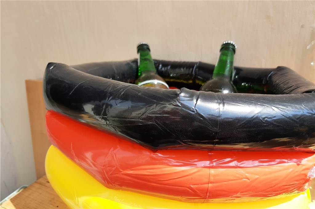 Mit diesem Mini-Swimming-Pool hält man sein Getränk auch während der Verlängerung noch schön kühl.