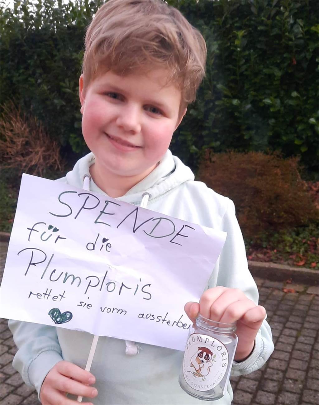 Bedrohte Tierart: Dortmunderin (11) setzt sich für Plumploris im Zoo ein Mit diesem Plakat sammelte Marlene (11) an Halloween für den Plumplori e.V.