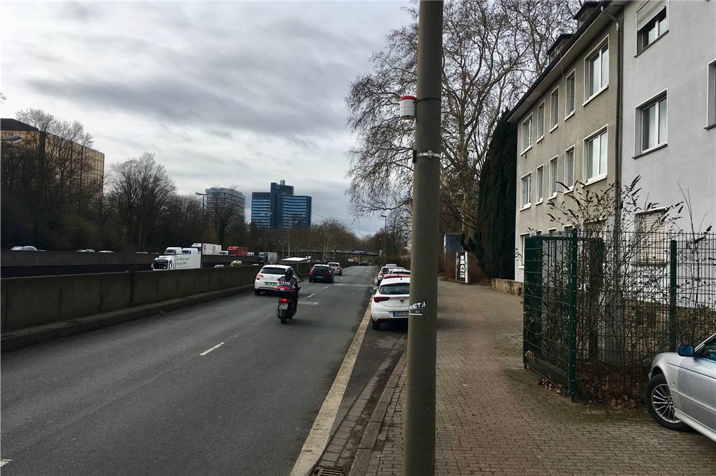 Tempo 30 auf zwei zentralen Wegen in die City kommt schon bald – auch Umweltspur geplant Mit diesem Sammelgefäß an der Laterne wird die Luftqualität am Rheinlanddamm gemessen. Für die B1-Auffahrt gilt künftig Tempo 40.