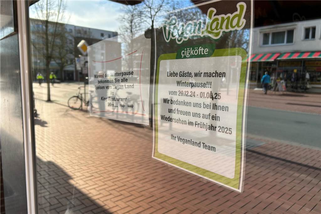 Veganland länger geschlossen: Macht der Laden nochmal auf? Mit diesem Schild macht das Geschäft auf die vorübergehende Schließung aufmerksam. Der Monat der Wiedereröffnung wurde händisch verändert.