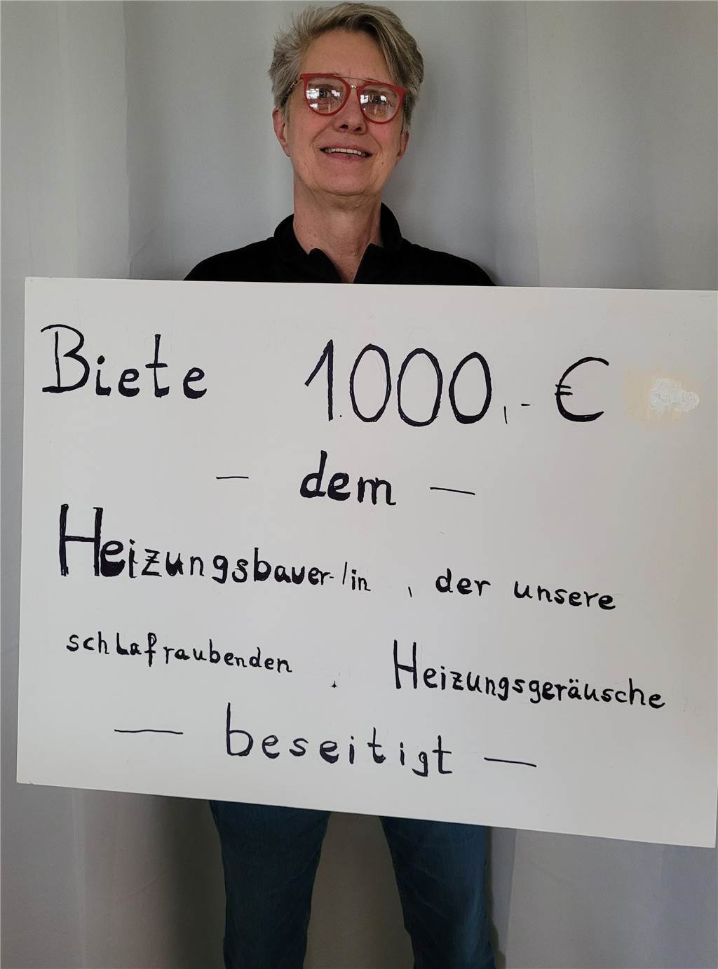 Ist das die Lösung für den „Heizungs-Terror“ bei Ina und Monika Volland? Mit diesem Schild wollen Ina und Monika (abgebildet) Volland am Samstag (16.12.) auf dem Lütgendortmunder Wochenmarkt gehen.