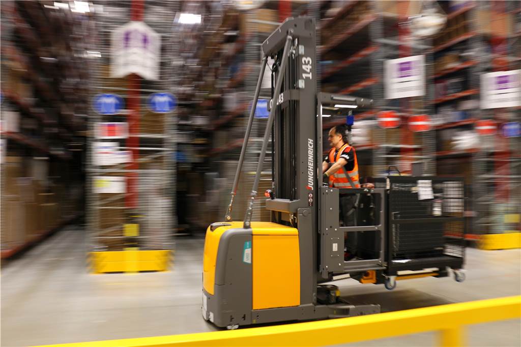 Von der Bestellung bis zur Auslieferung - So ist der Weg des Pakets bei Amazon Mit diesem Stapler werden die Artikel im Logistikzentrum bewegt.