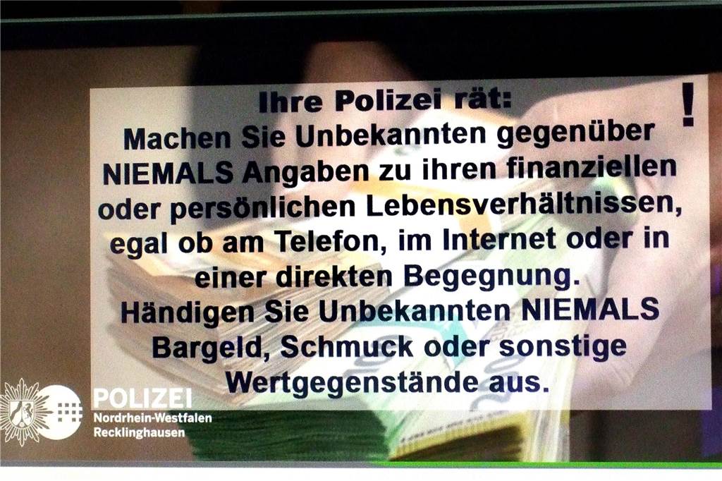 Bürgerbus und Polizei warnen auf Monitor vor Betrügern Mit diesem Text warnen Polizei und Bürgerbusverein auf dem Monitor im Bus.