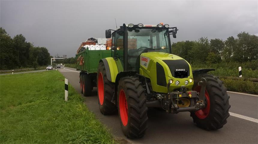 Trecker schleicht mit Tempo 39 auf der B236 Mit diesem Trecker fuhr ein 54-jähriger Landwirt am Donnerstagabend über die B236. Mit 39km/h.