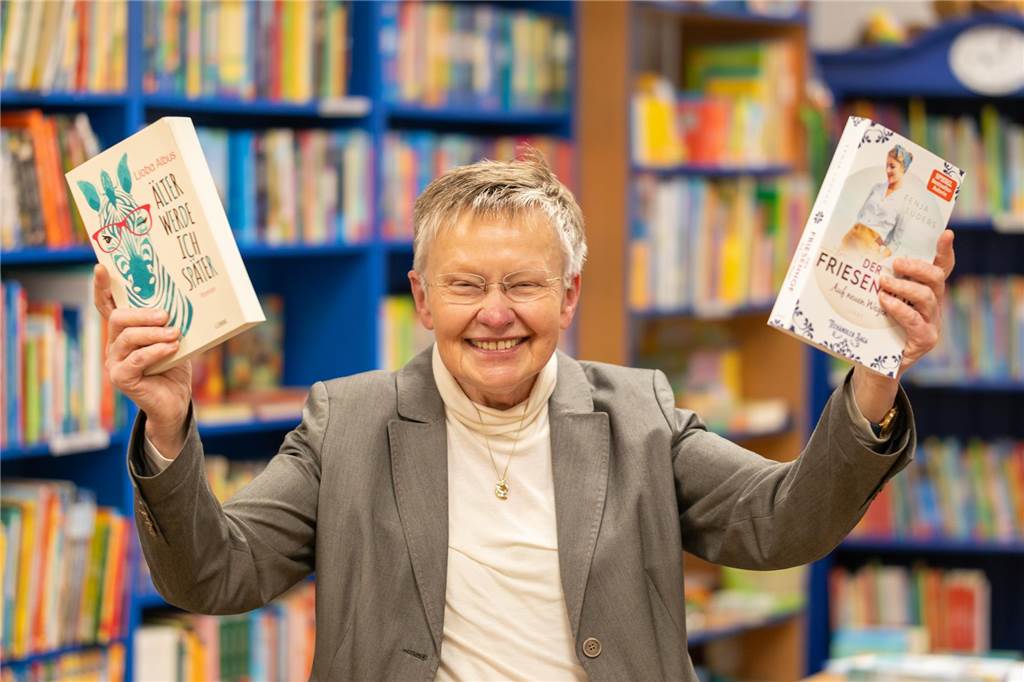 Letztes Kapitel: Bücherzeit in Stadtlohn schließt Ende September eine Frau hält zwei Bücher in den Händen