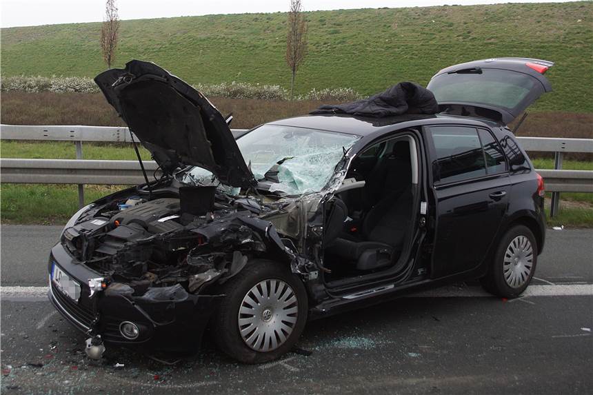 Kamener Kreuz: Auto kracht auf Sattelzug – Zwei Verletzte Mit diesem VW Golf ist eine Autofahrerin auf ein Stauende am Kamener Kreuz aufgefahren.