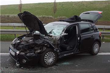 Mit diesem VW Golf  ist eine Autofahrerin auf ein Stauende am Kamener Kreuz aufgefahren.