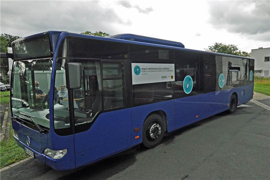Mit diesem zum Impfbus umgebauten Linienbus geht die Stadt jetzt auf Tour durch Dortmund.