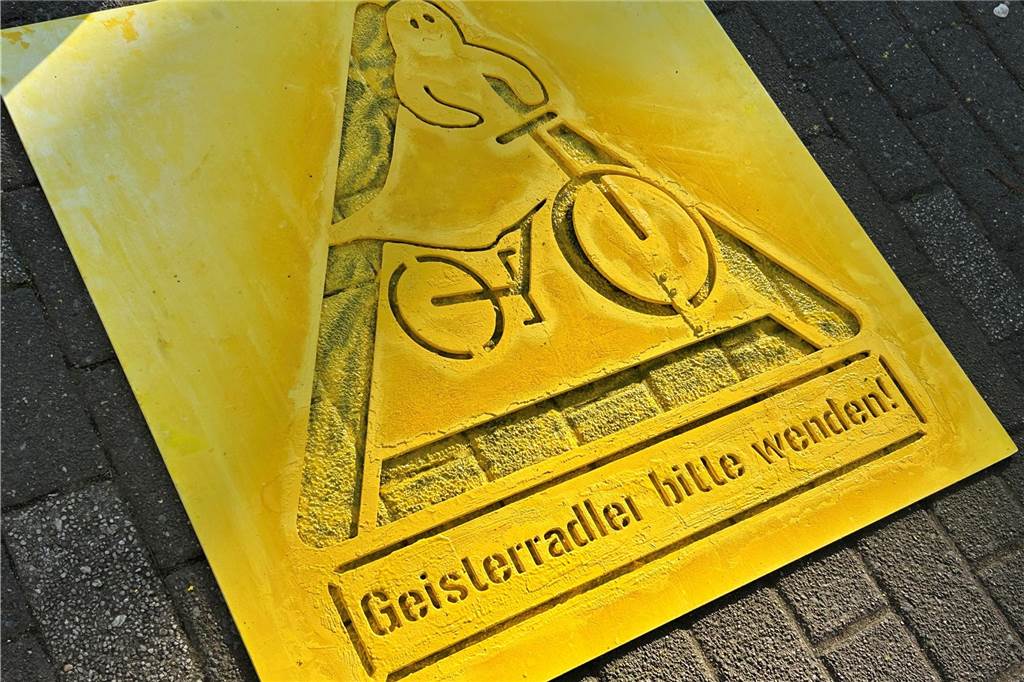 Neue Piktogramme gegen Geisterradler und Türunfälle Mit diesen aufgesprühten Piktogrammen soll auf Halterner Radwegen vor Geisterradlern gewarnt werden.