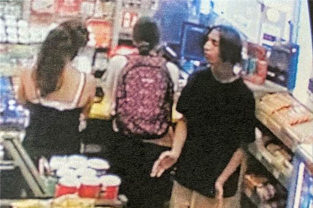 Diebstahl in Tankstelle: Polizei fahndet mit Fotos nach Tätern Vier Personen im Verkaufsraum einer Tankstelle.