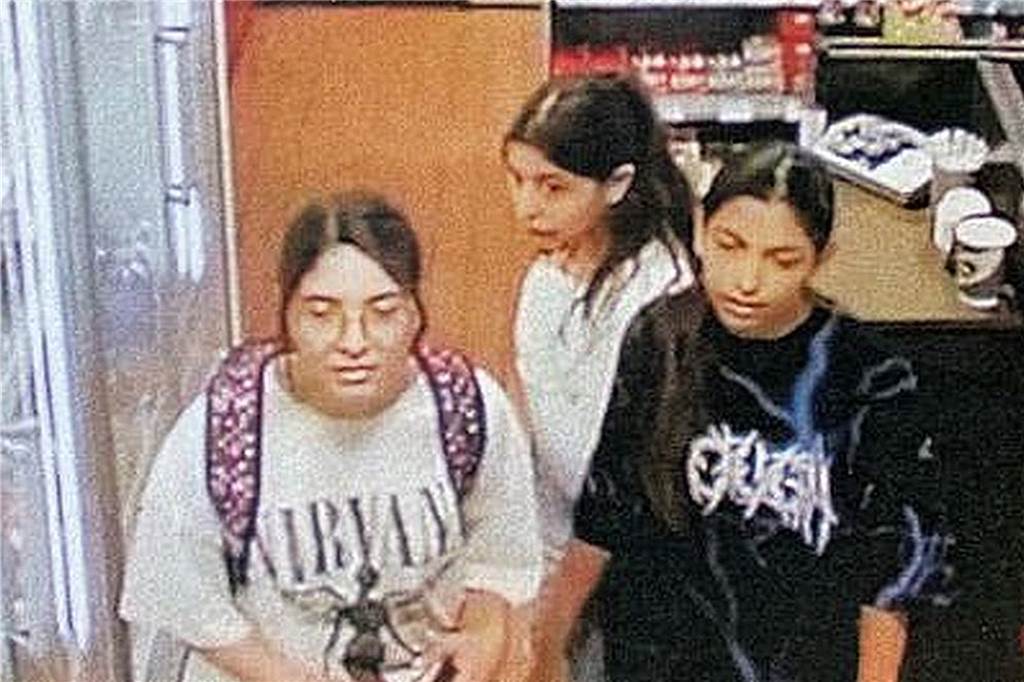 Diebstahl in Tankstelle: Polizei fahndet mit Fotos nach Tätern Drei junge Frauen stehen im Verkaufsraum einer Tankstelle.