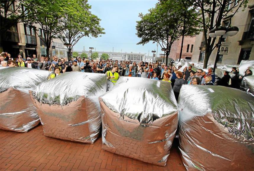 Künstler wollen Nazis mit XXL-Würfeln blockieren Mit diesen Folienwürfel wollen die Teilnehmer der Spiegelbarrikade ein Zeichen gegen den Nazi-Aufmarsch setzen. Am Sonntag probten sie an der Katharinentreppe und auf dem Friedensplatz.