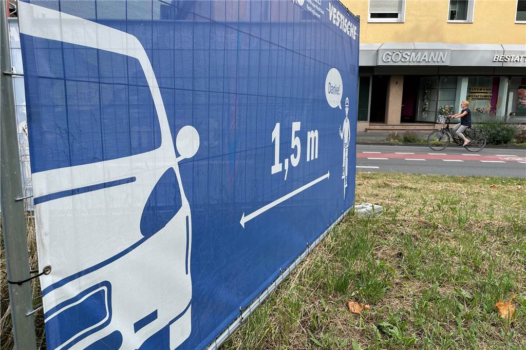 Es gibt eine neue Verkehrsregel, die offenbar kaum jemand kennt Mit diesen großen Transparenten wird in Castrop-Rauxel auf die neue Abstandsregelung zwischen Autos und Radfahrern hingewiesen.