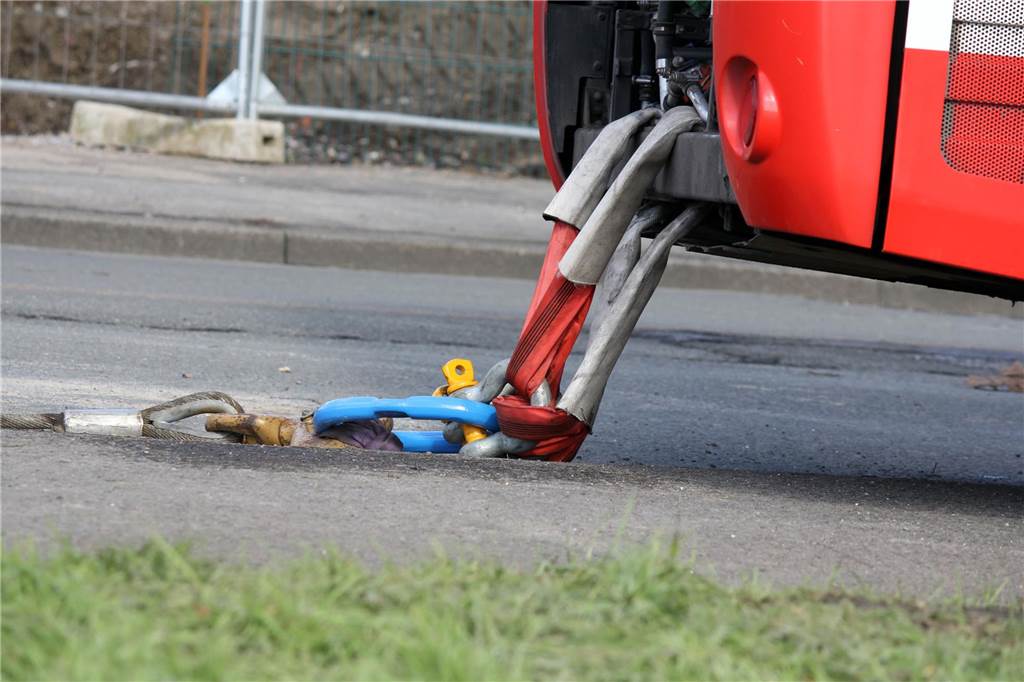 Mit diesen Seilen befestigten die Fachleute den Bus an der Seilwinde.