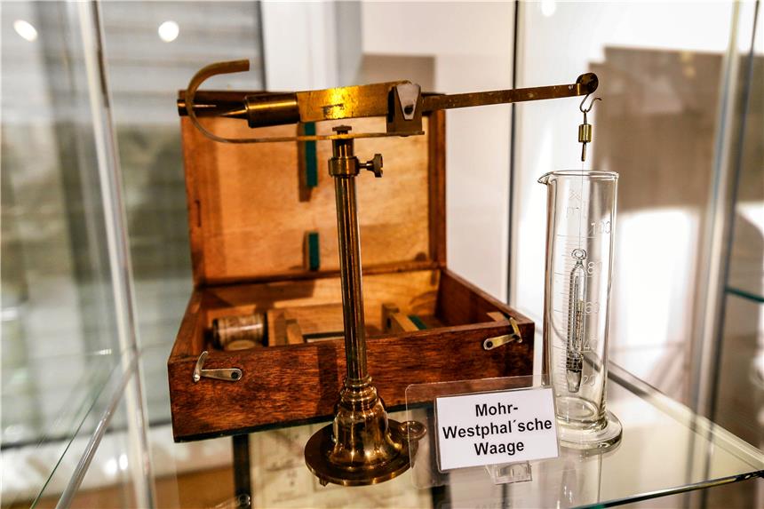 Der etwas andere Weg von der Idee zum Museum Mit dieser antiken Mohr-Westphalschen Waage konnte bereits im frühen 19. Jahrhundert das spezifische Gewicht für Flüssigkeiten bestimmt werden. Ein Vorgang, der für das richtige Mischverhältnis bei der Herstellung der Lacke auch heute noch unerlässlich ist.