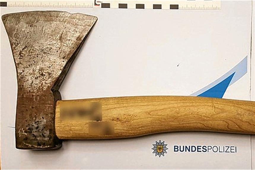Bundespolizei sucht die beiden Geschädigten Mit dieser Axt soll laut Polizei ein 18-jähriger Mann zwei Frauen bedroht haben.