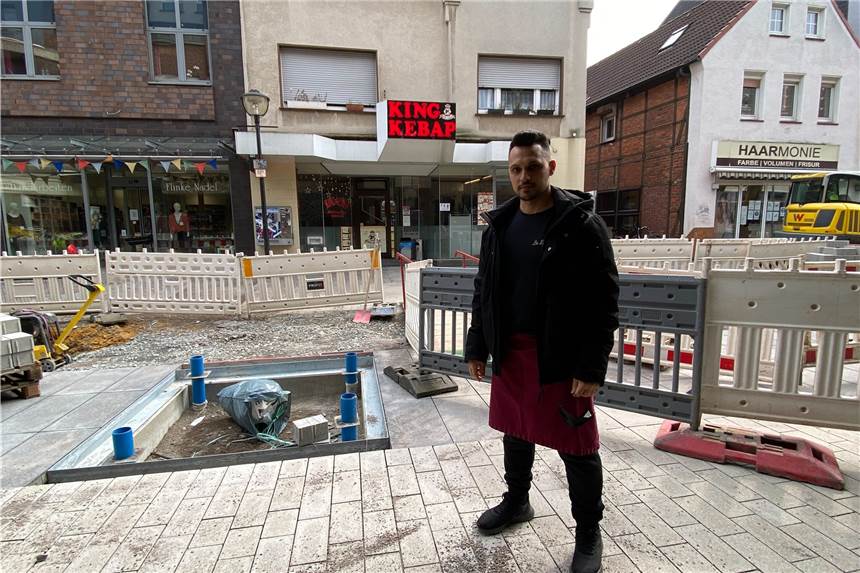 Baum an der Bonenstraße: CDU stellt einen Dringlichkeits-Antrag Mit dieser Baumscheibe vor seinem Restaurant La Strada an der Bonenstraße in Werne ist Salvatore Macculi nicht einverstanden.