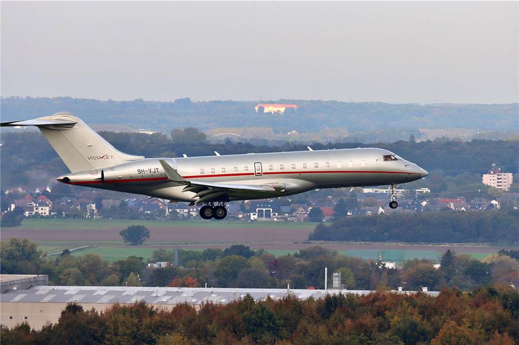 BVB-Spieler Hummels, Brandt, Füllkrug und Süle nach USA-Trip zurück in Dortmund: Exklusive Bilder Ein Flugzeug setzt zur Landung an.
