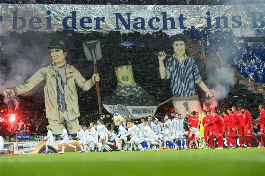 Mit dieser Choreo hatten die Schalker Fans die Spieler begrüßt.