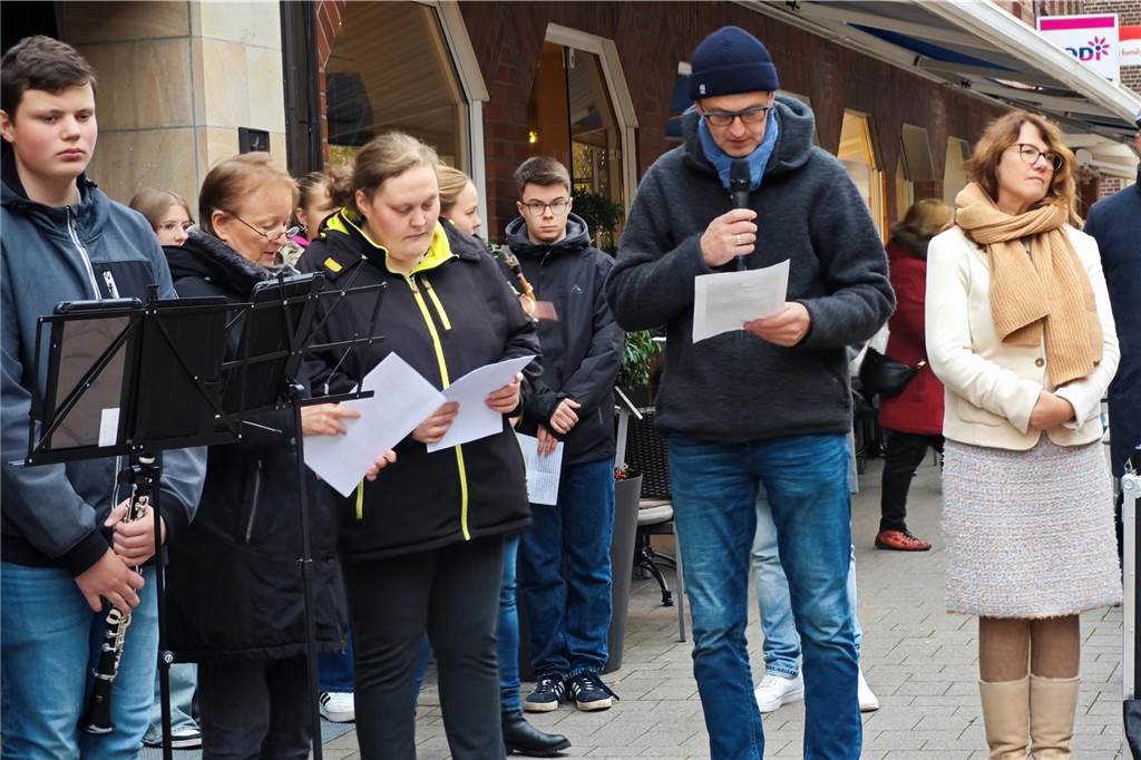Gedenken Pogromnacht: Ahauser setzen Zeichen für gemeinsames Erinnern Mit dieser Gedenkveranstaltung möchte die Stadt Ahaus nicht nur der Opfer gedenken, sondern auch ein Zeichen für Frieden, Toleranz und ein gemeinsames Erinnern setzen.